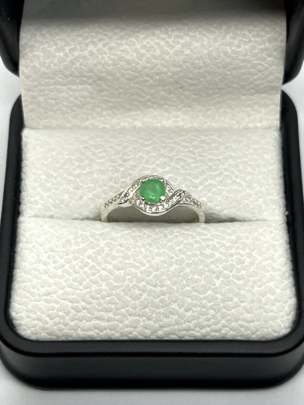 Anillo Esmeralda Entrelazada