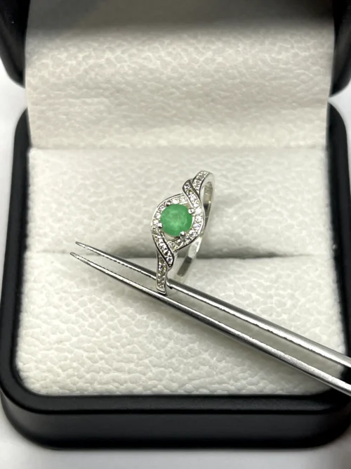 Anillo Esmeralda Entrelazada