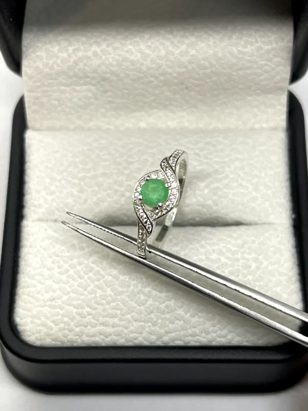 Anillo Esmeralda Entrelazada