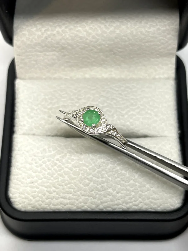 Anillo Esmeralda Entrelazada