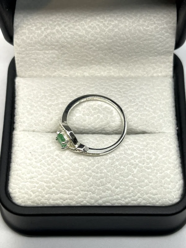 Anillo Esmeralda Entrelazada