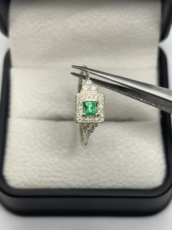 Anillo brillo cuadrado Esmeralda colombiana